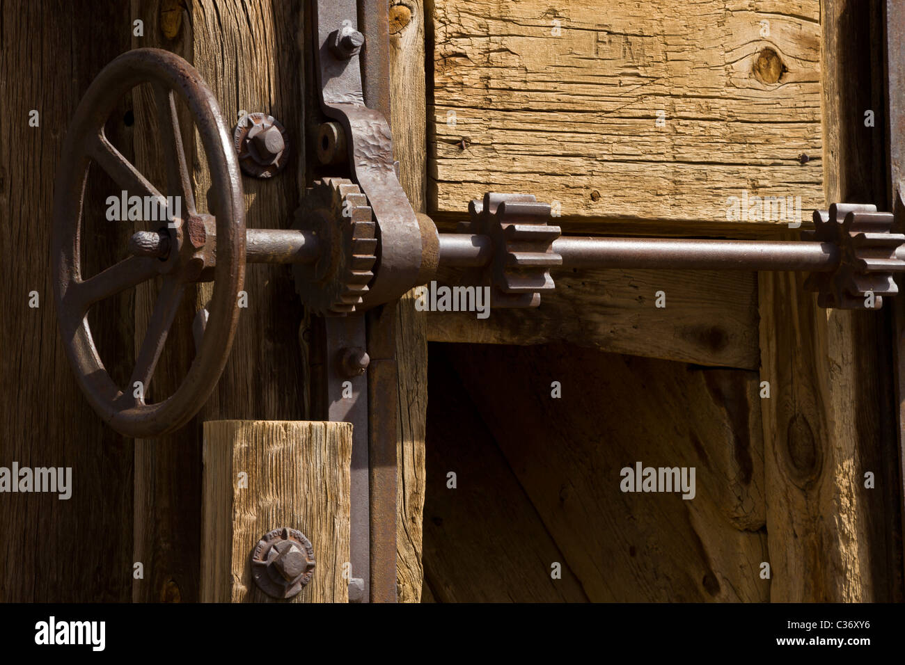Taylor headframe ruota e gli ingranaggi presso il Kelly la mia città fantasma in Socorro County, Nuovo Messico, Stati Uniti d'America. Foto Stock