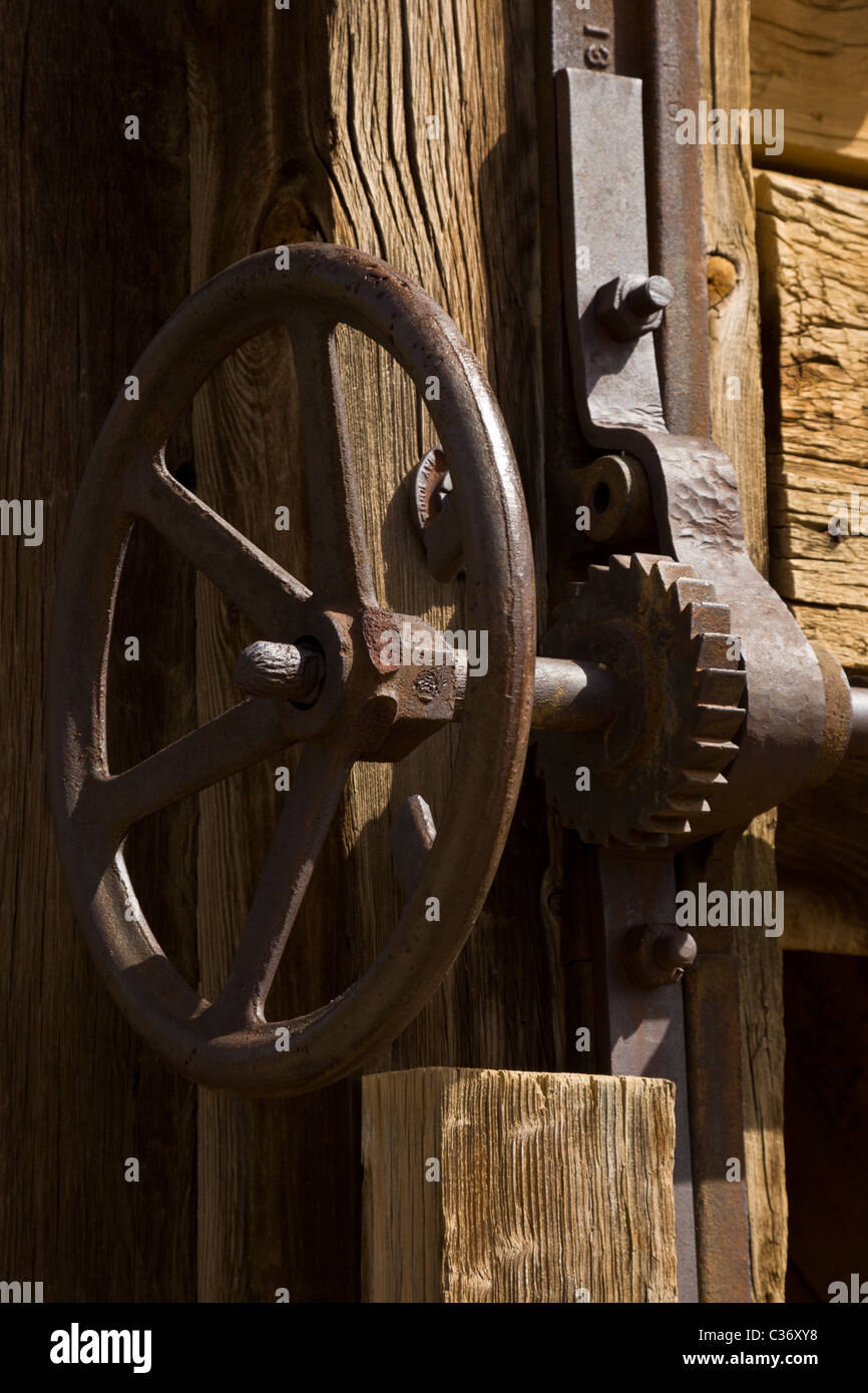 Taylor headframe ruota e gli ingranaggi presso il Kelly la mia città fantasma in Socorro County, Nuovo Messico, Stati Uniti d'America. Foto Stock