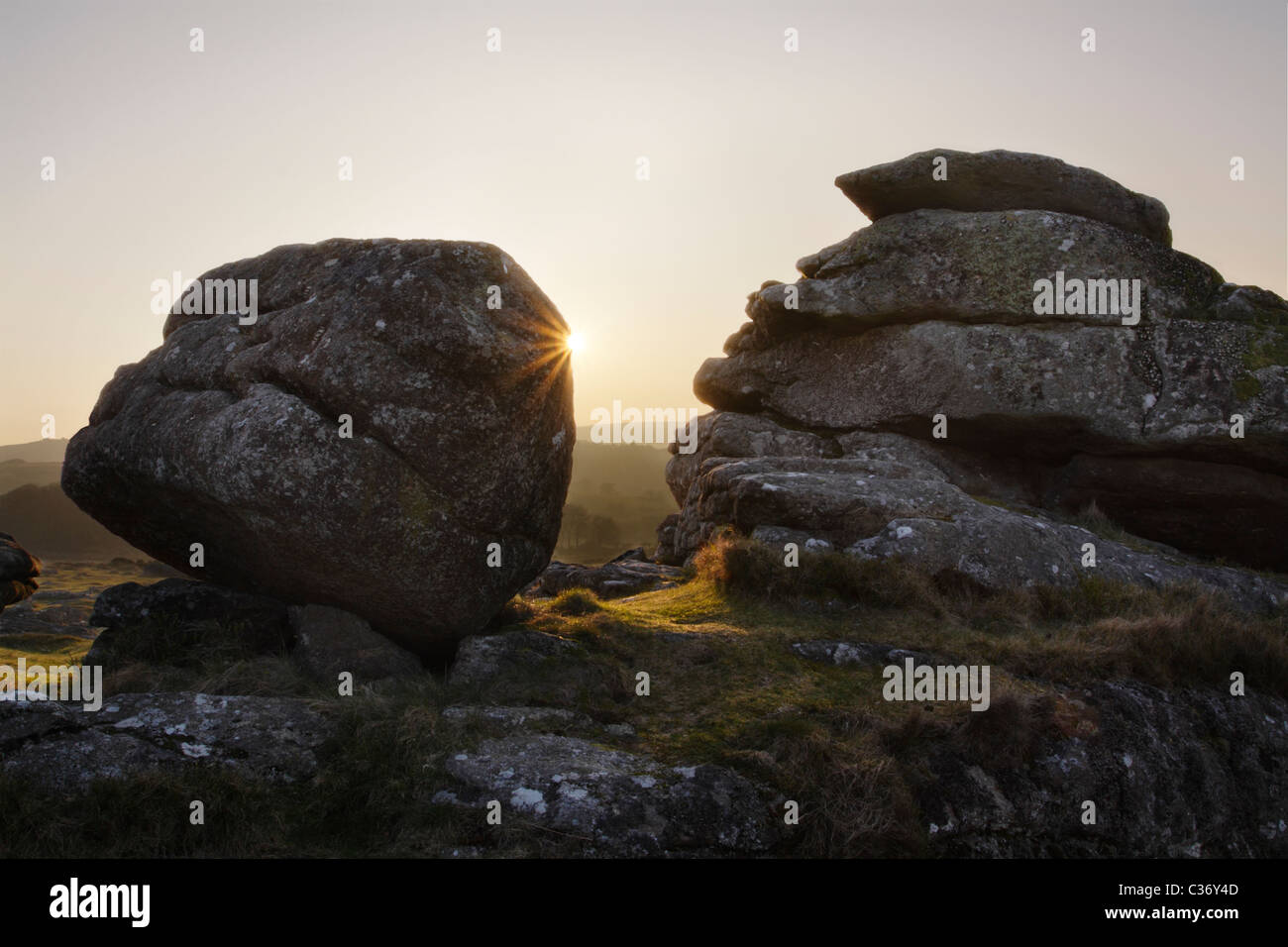 Hound Tor su Dartmoor al tramonto Foto Stock