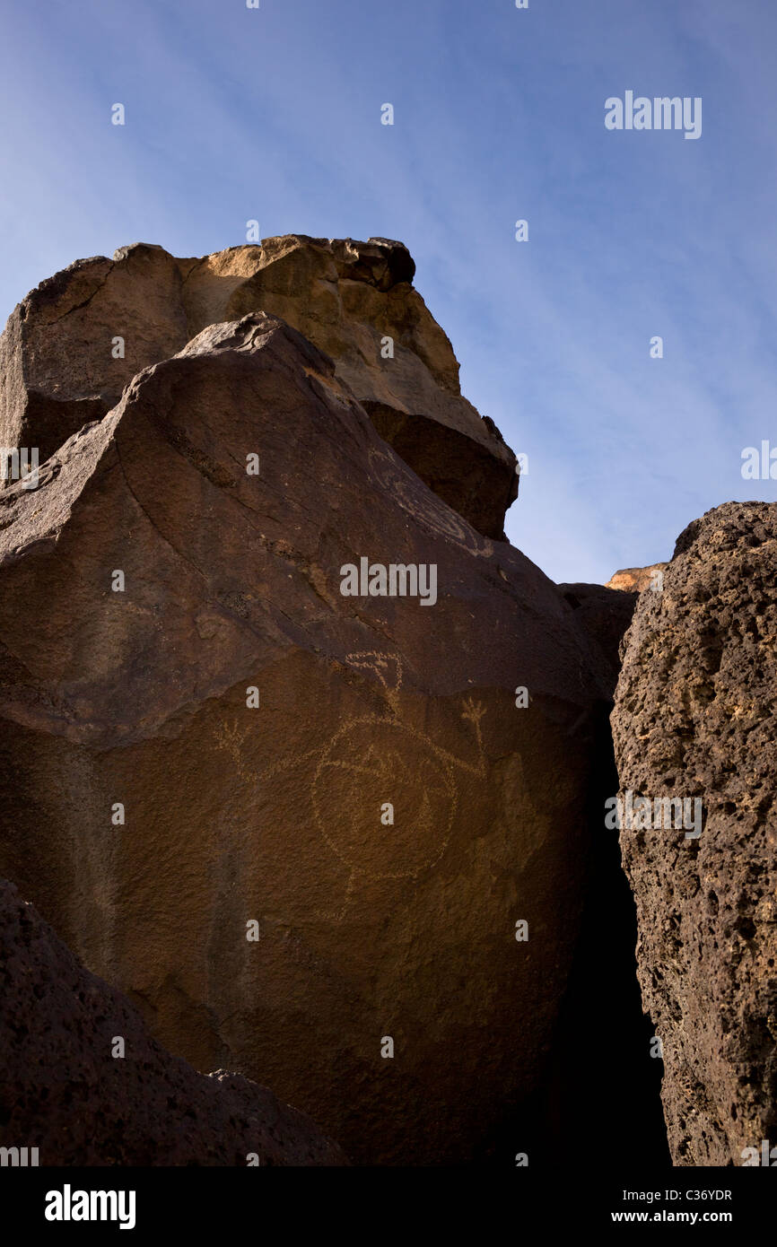 Rio Grande stile incisioni rupestri in Boca Negra Canyon presso Petroglyph National Monument, Albuquerque, Nuovo Messico, Stati Uniti d'America. Foto Stock