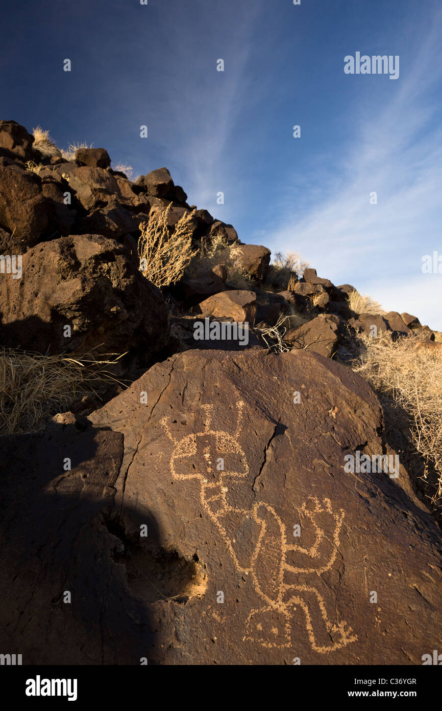 Alien come figura, American indiani Petroglyph a Petroglyph National Monument, Albuquerque, Nuovo Messico, Stati Uniti d'America. Foto Stock