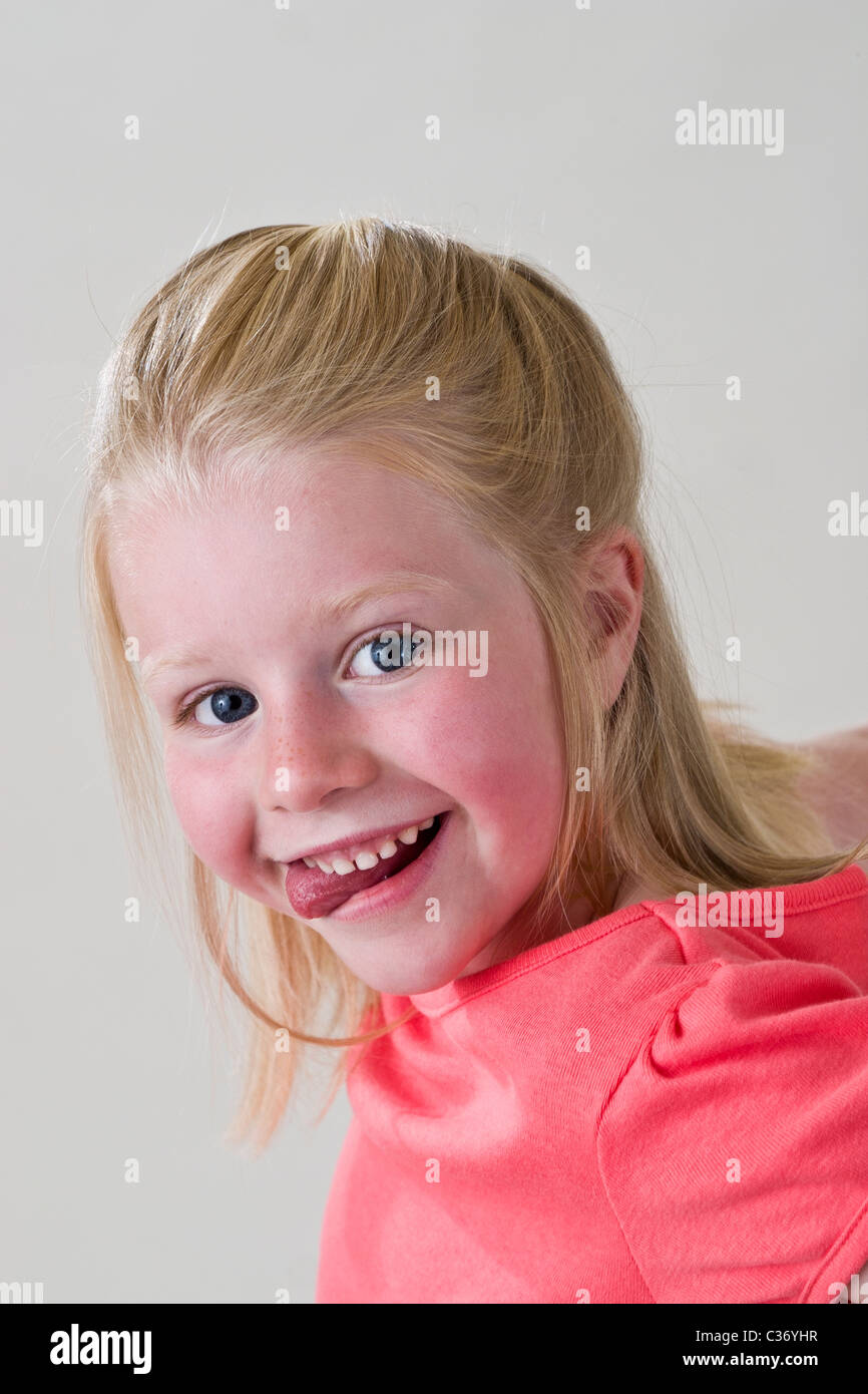 Silly bambina rendendo le facce ed Hamming it up per la telecamera 5-6 anno vecchia ragazza bambini divertirsi signor © Myrleen Pearson Foto Stock