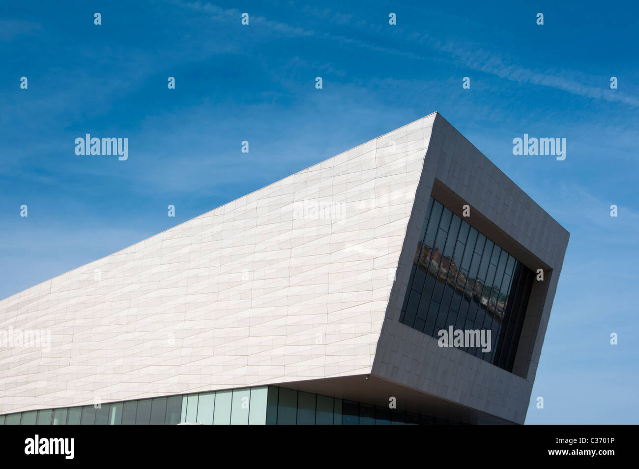 La nuova costruzione Museum di Liverpool sul lungomare con il fiume Mersey e Birkenhead riflettendo in vetro. Regno Unito Foto Stock