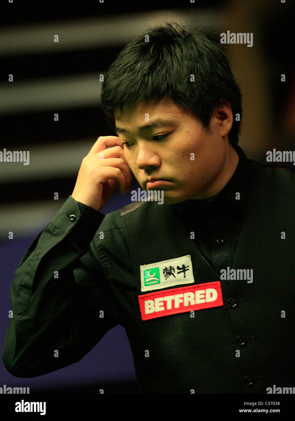 Ding Junhui (Chi) in azione contro Judd Trump (Ita) semi-finale (migliore di 33 fotogrammi) del campionato del mondo di snooker dal crogiolo Foto Stock