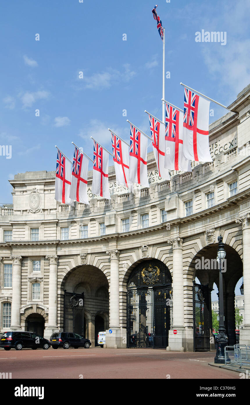 Union Jack Flag di svolazzamento nella Admiralty Arch sul Mall, London, Regno Unito Foto Stock