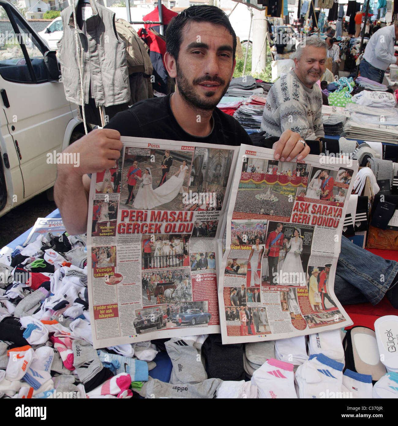 Mercato turco venditore può contenere fino giornale locale funzione sul matrimonio del principe William e Kate Middleton Alacatii Turchia Foto Stock