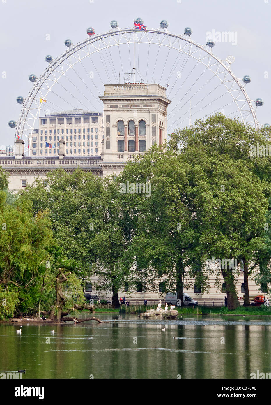 Whitehall e London Eye dal St.James Park Foto Stock