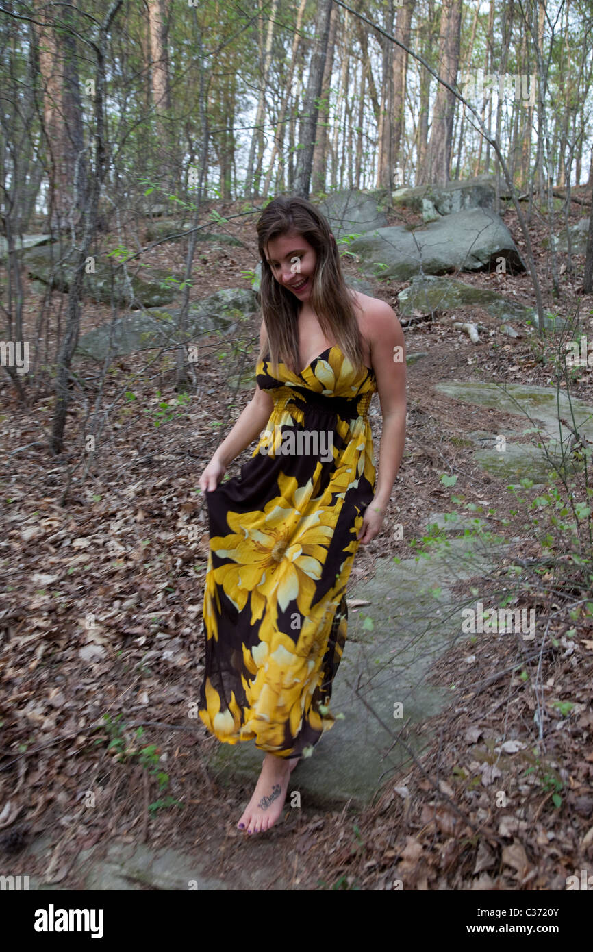 Pretty Woman camminano attraverso il bosco a piedi nudi Foto Stock