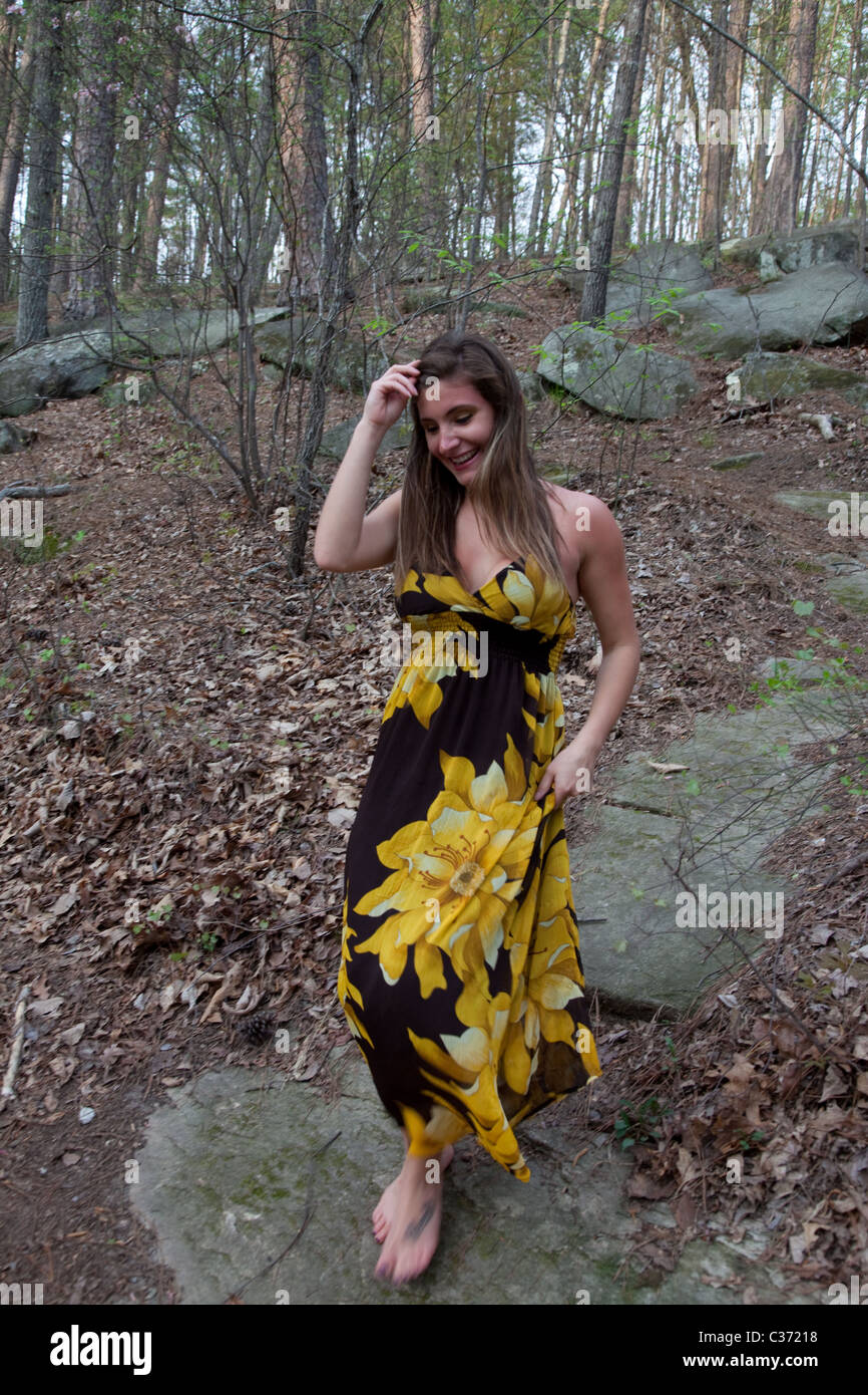 Pretty Woman camminano attraverso il bosco a piedi nudi Foto Stock