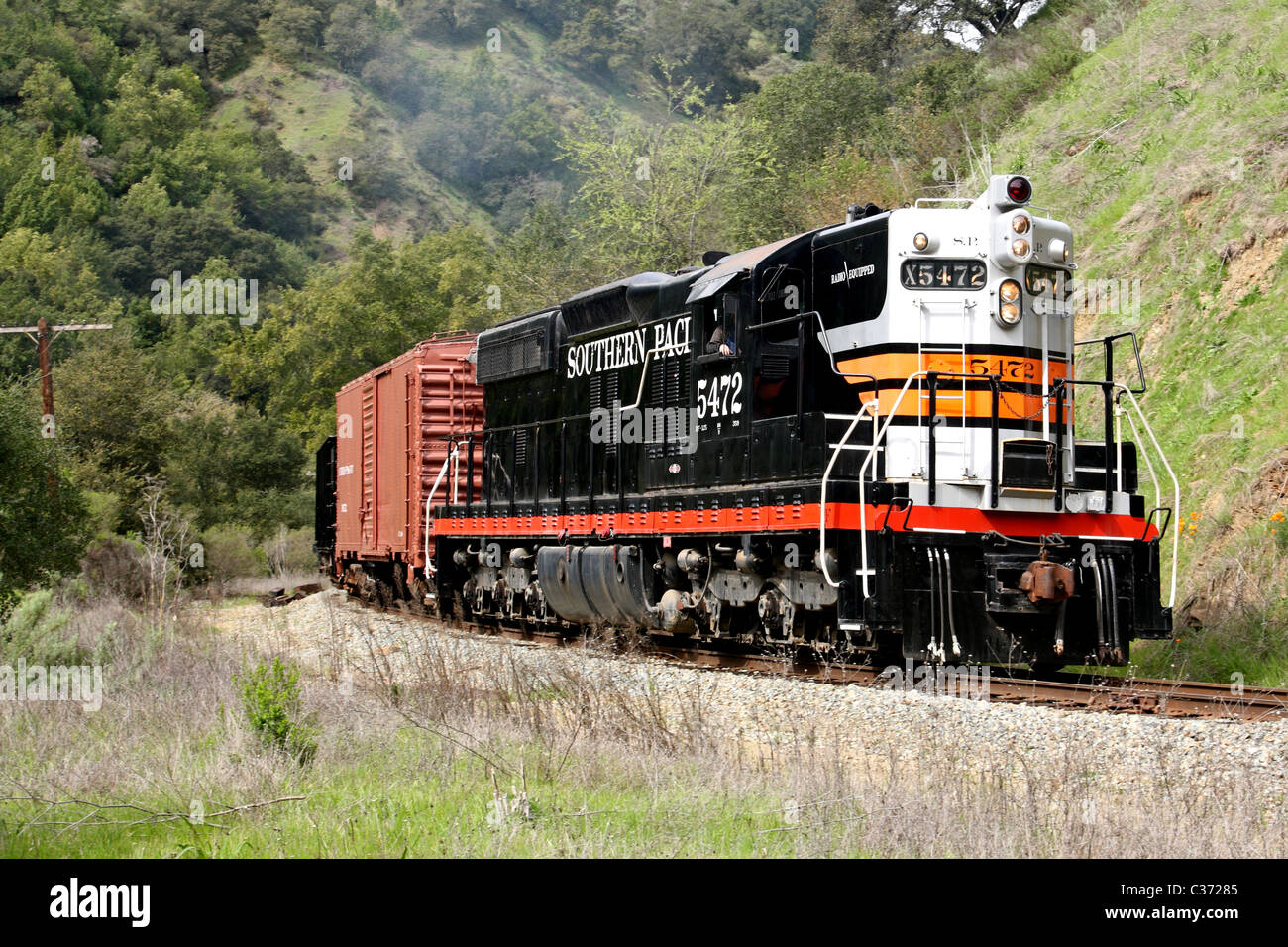 Oceano Pacifico meridionale SD-9 #Diesel 5472 tira un treno merci attraverso Niles Canyon vicino Sunol, California. Foto Stock