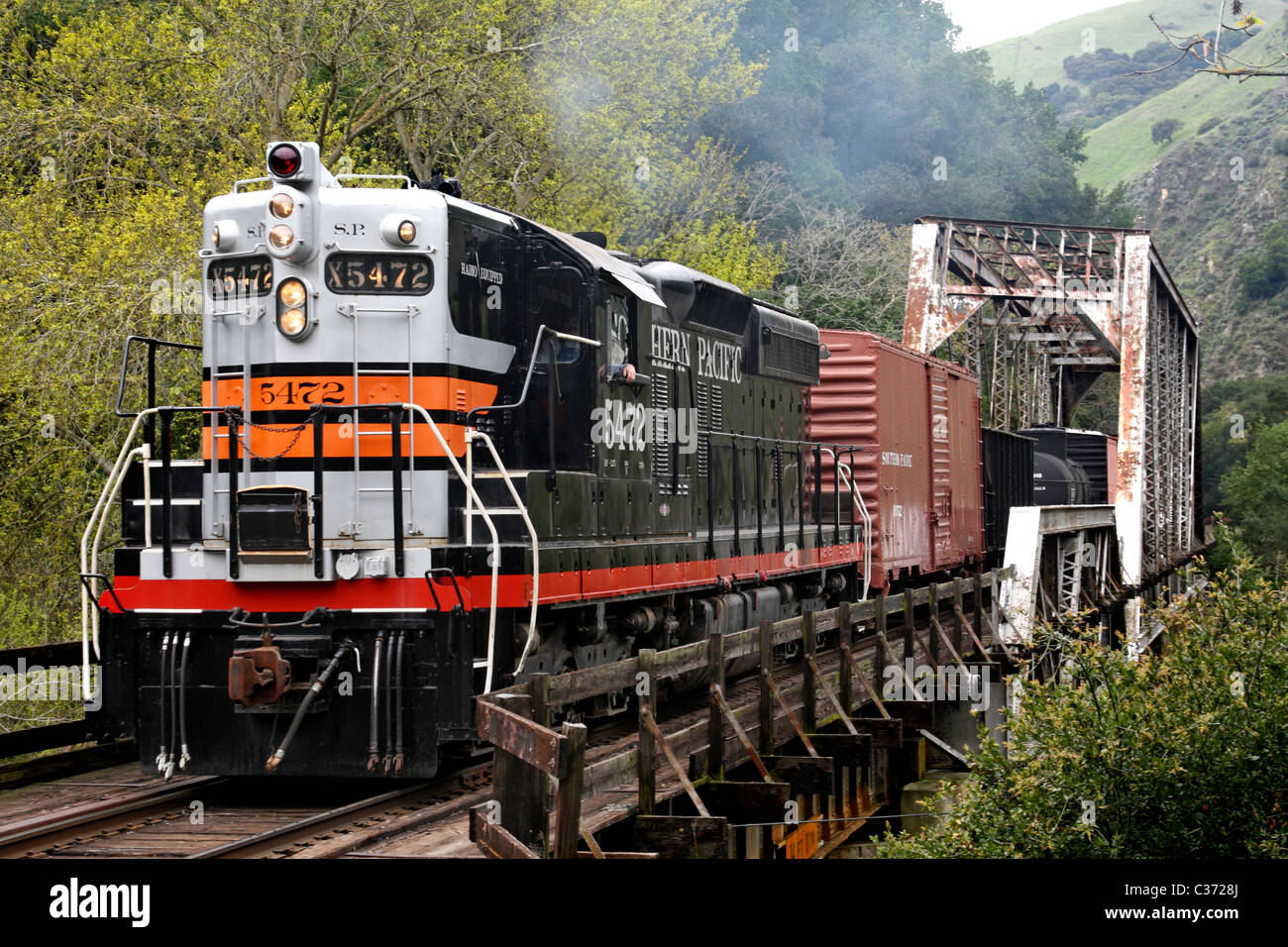 Oceano Pacifico meridionale SD-9 #Diesel 5472 tira un treno merci attraverso Niles Canyon vicino Sunol, California. Foto Stock