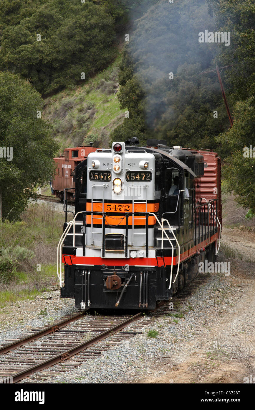 Oceano Pacifico meridionale SD-9 #Diesel 5472 tira un treno merci attraverso Niles Canyon vicino Sunol, California. Foto Stock