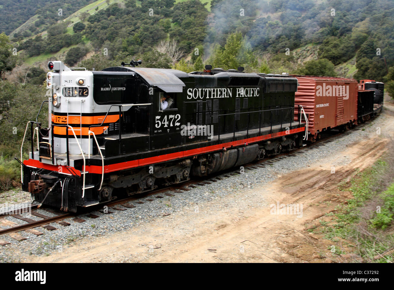 Oceano Pacifico meridionale SD-9 #Diesel 5472 tira un treno merci attraverso Niles Canyon vicino Sunol, California. Foto Stock