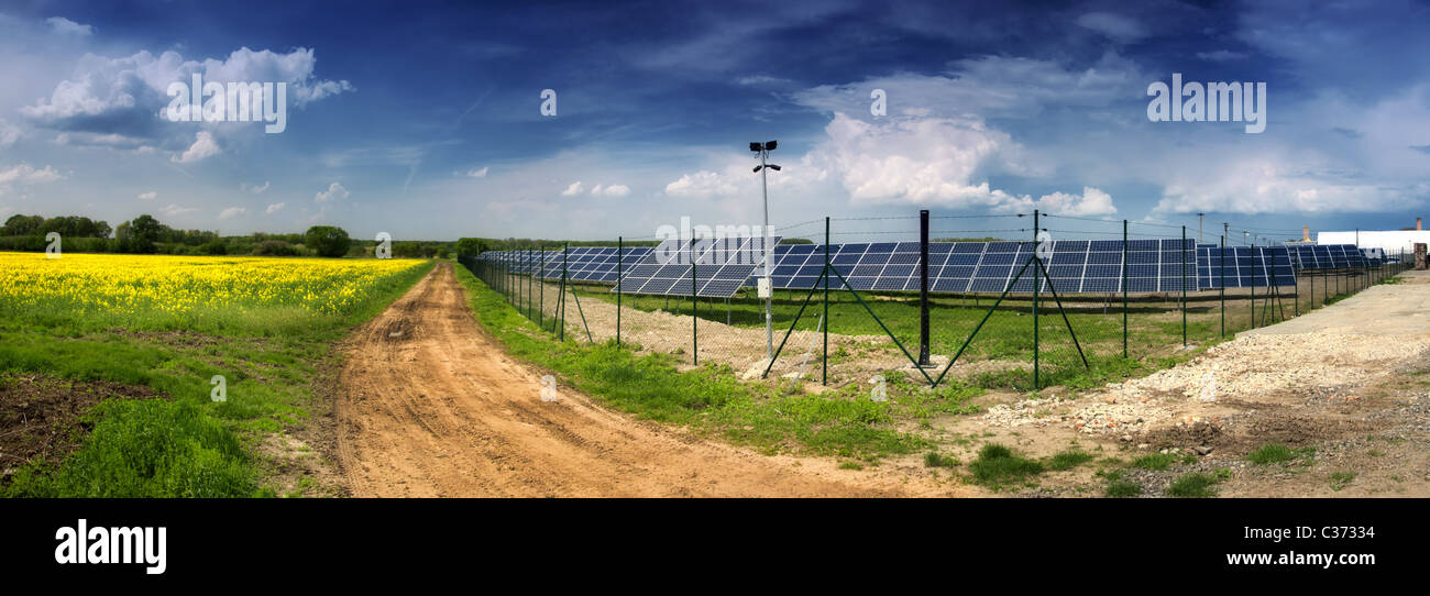 Centrale solare nel paesaggio - energia pulita per migliori condizioni di vita in ambiente fresco Foto Stock