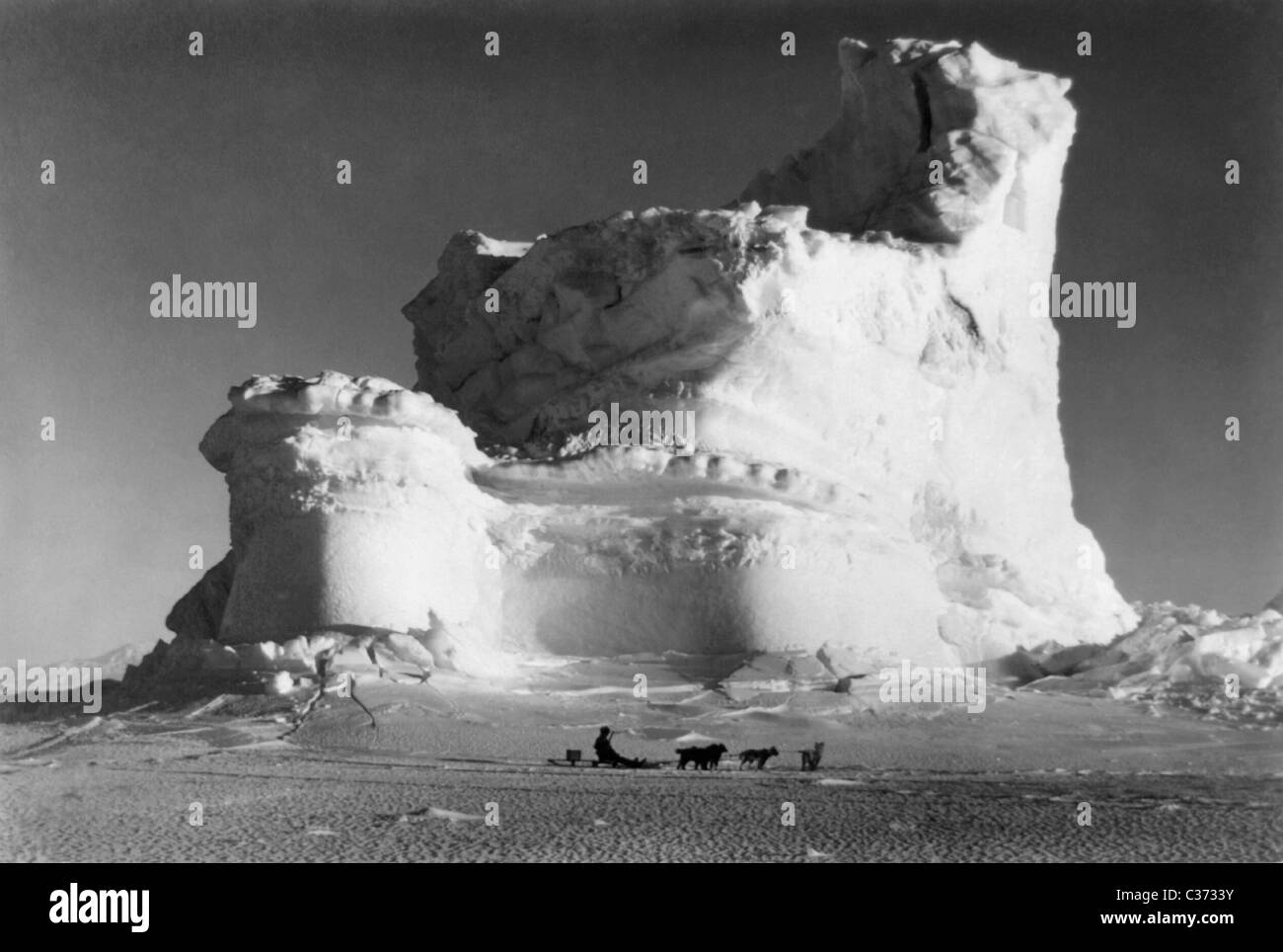 Foto d'epoca del 'Castello Berg", un iceberg in Antartide, prese nel 1911 durante il Robert Falcon Scott Terra Nova Expedition. Foto Stock