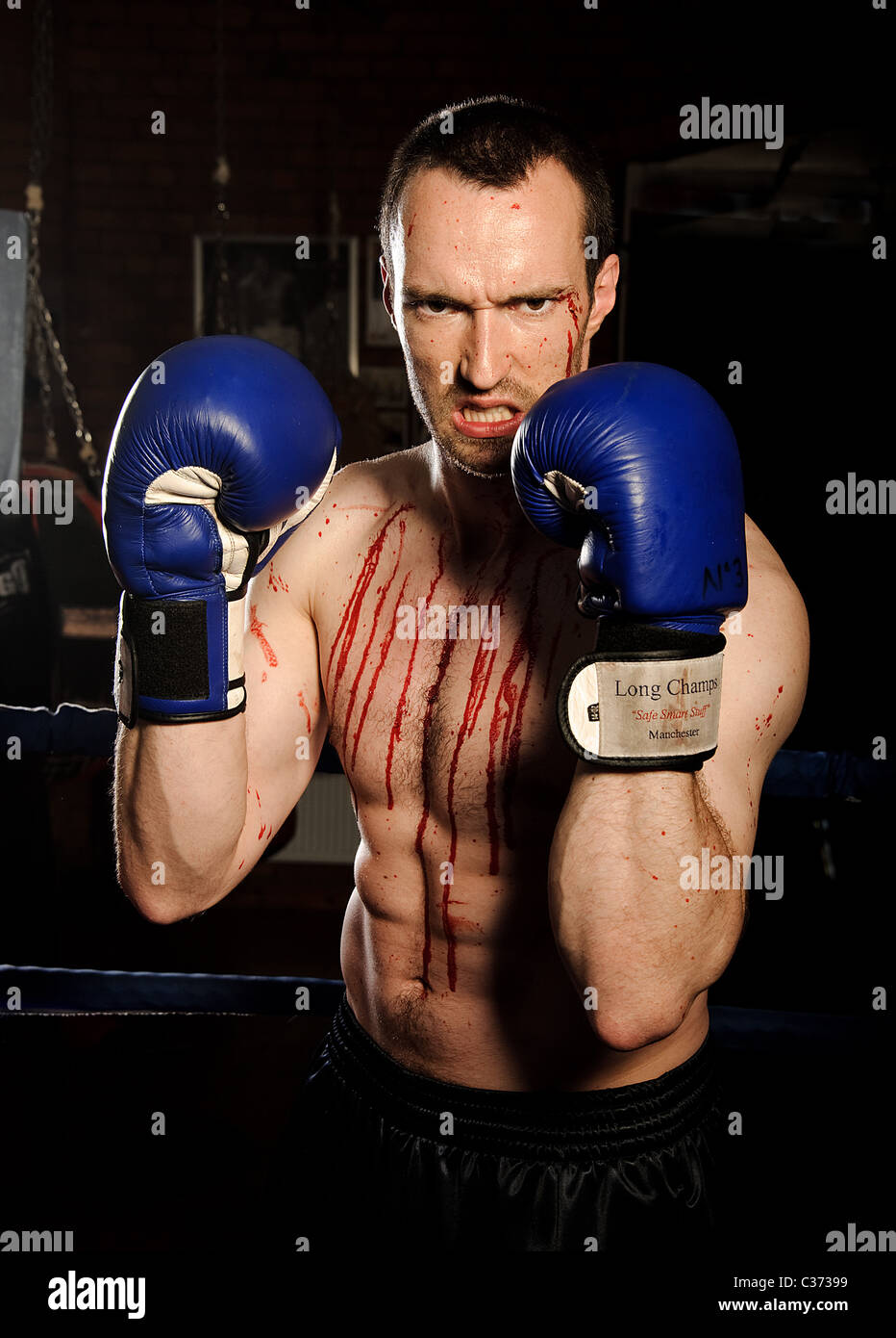 Ritratto di boxer maschio durante la lotta Foto Stock