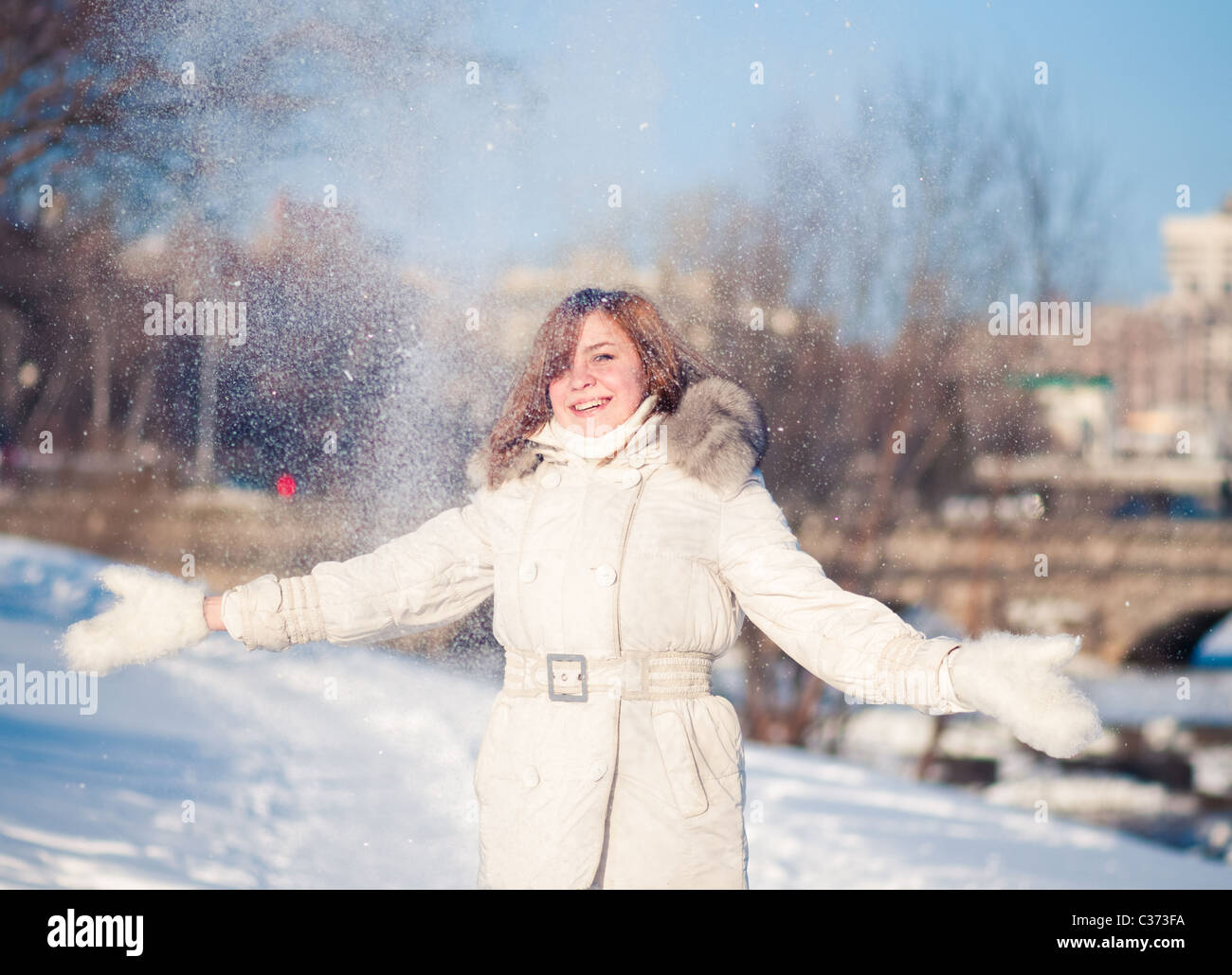 Giovane bella donna che gioca con la neve. Dof poco profondo. Foto Stock