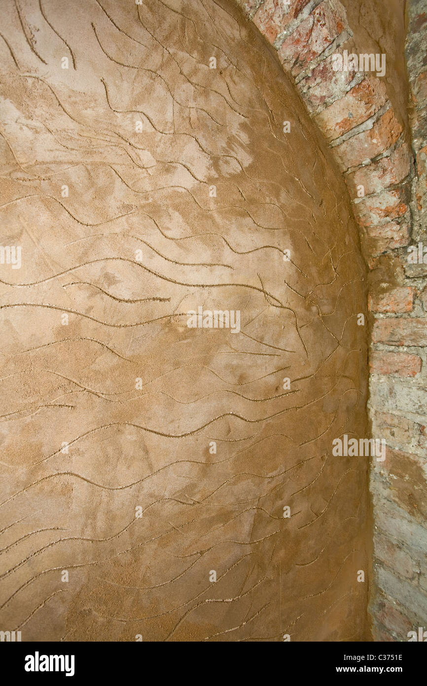 Striature sulla parete il cui rendering viene eseguito con malta cementizia, prima di intonacatura Foto Stock