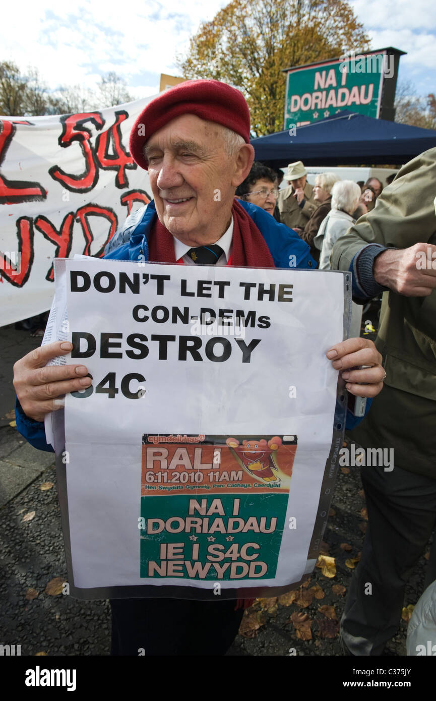 Veterano Welsh attivista politico Ray Davies in folla a S4C Rally al di fuori del dispositivo WAG uffici in Cardiff South Wales UK Foto Stock