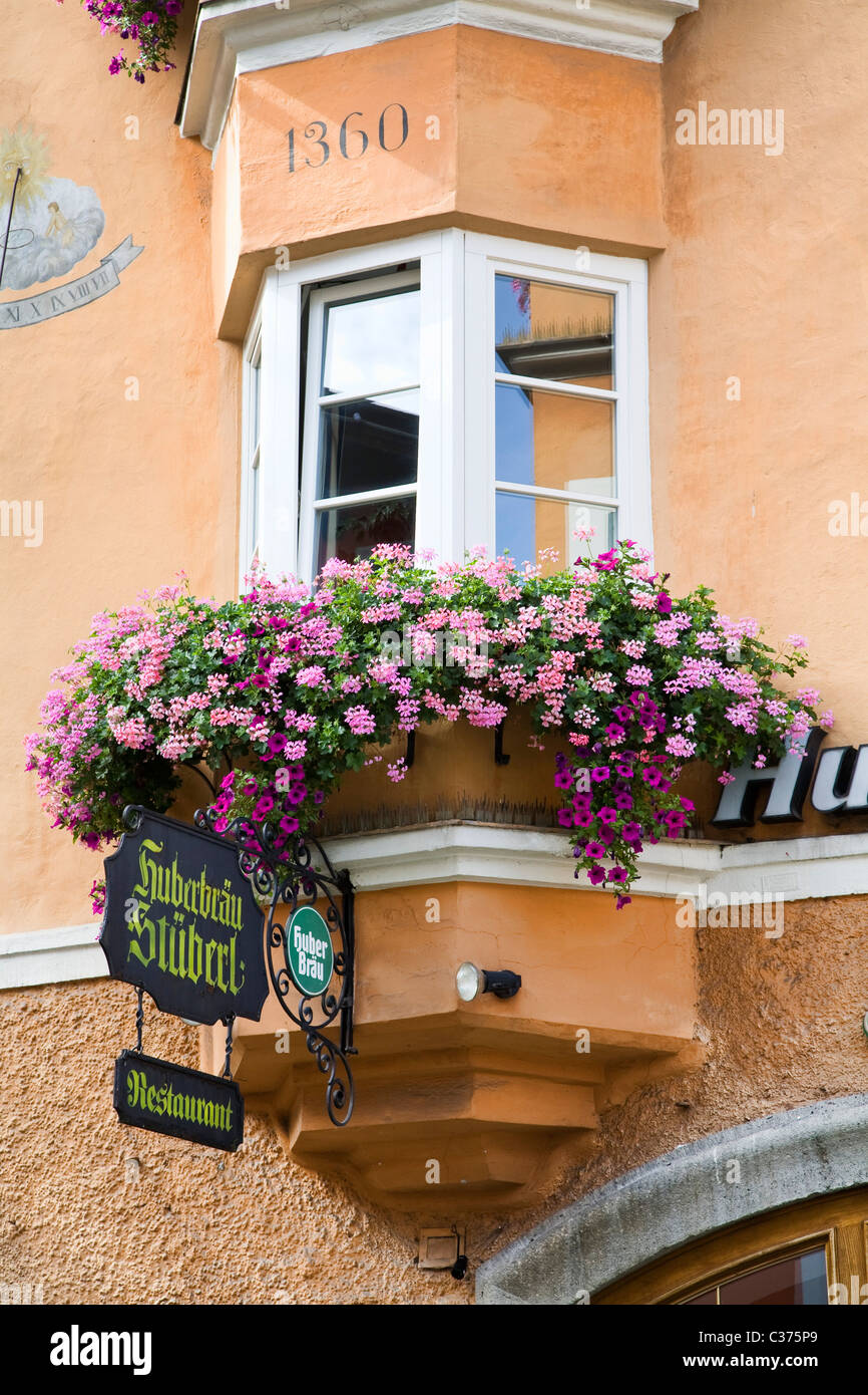 Una fioriera decora una finestra di baia in Kitzbuhel Austria Foto Stock