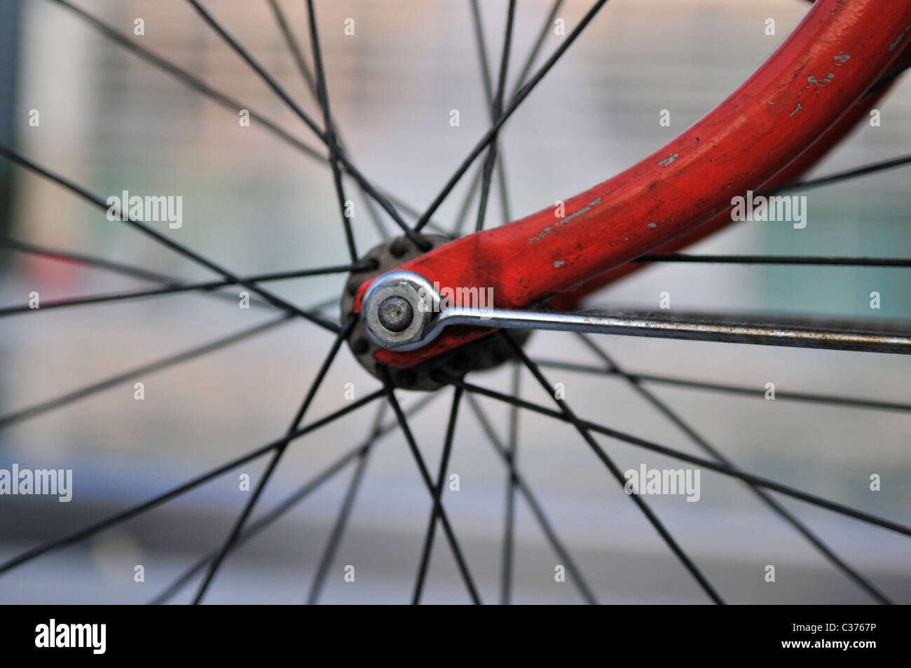Una bicicletta felly con alcuni raggi e il raccordo centrale. Foto Stock
