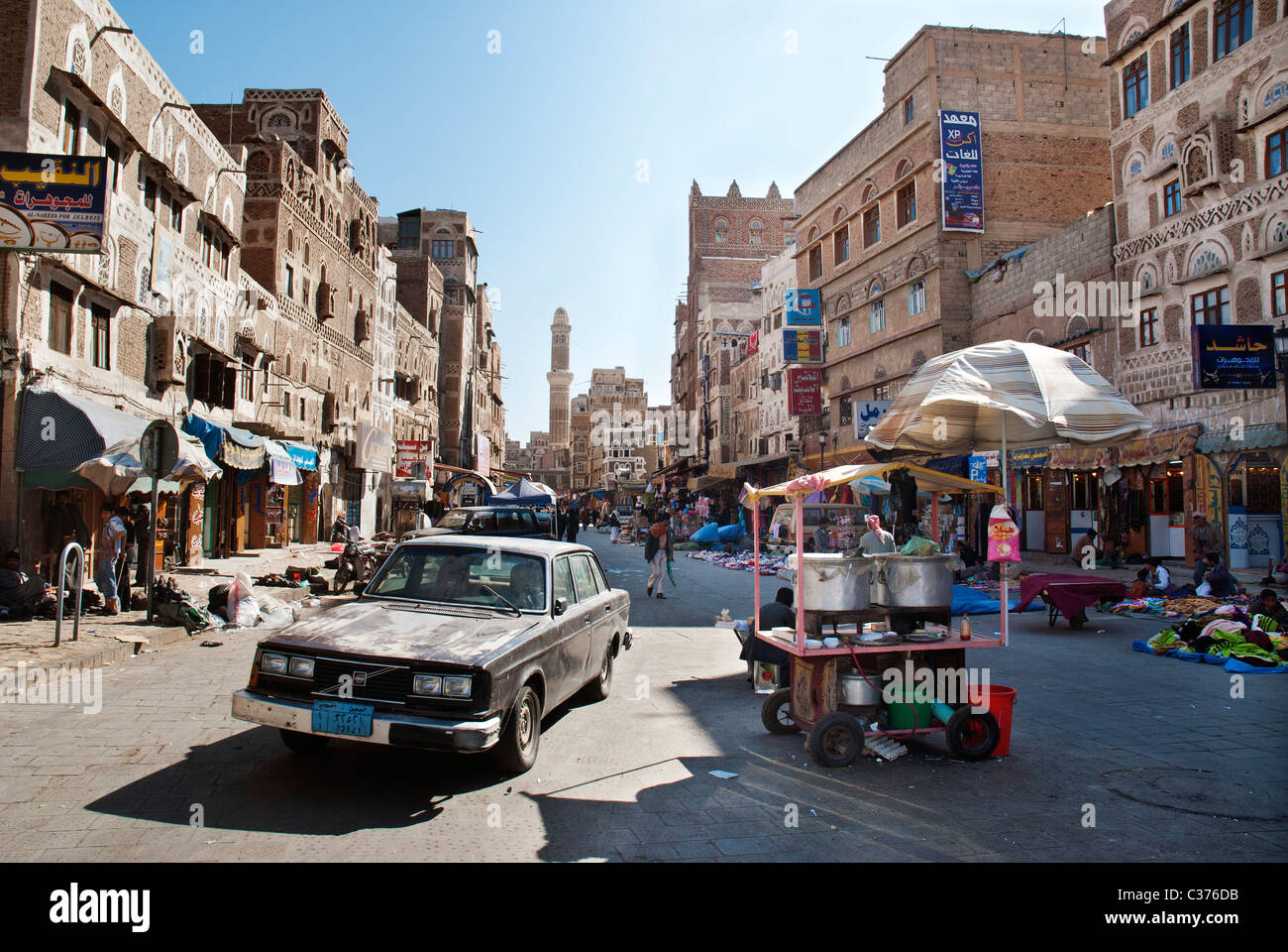 Scena di strada nel centro di sanaa in Yemen Foto Stock