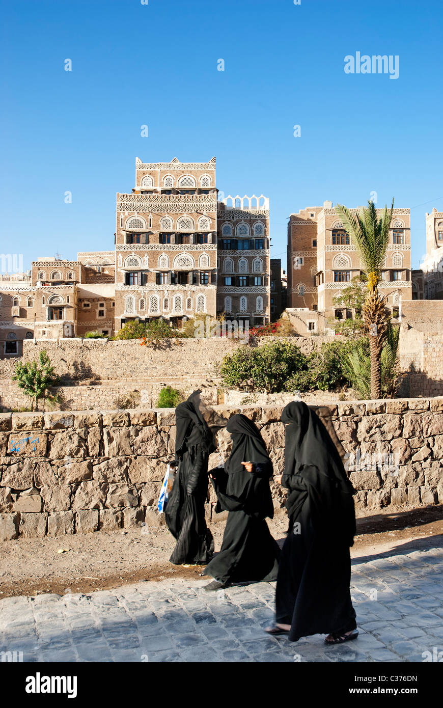 Donne velate nel centro di saana yemen Foto Stock