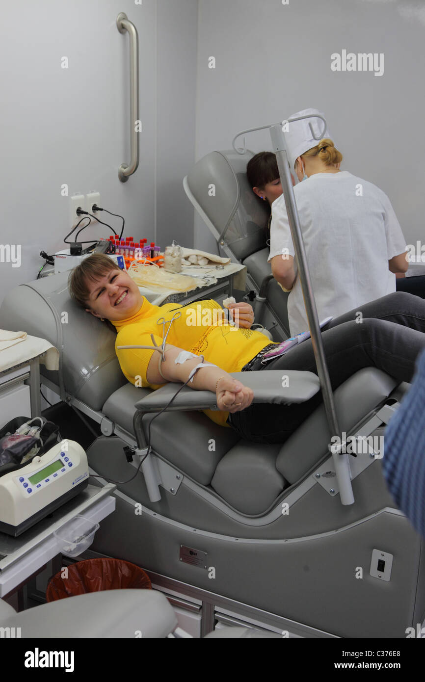 Studente volontario di prendere parte alle libere di campagna per la donazione del sangue Foto Stock