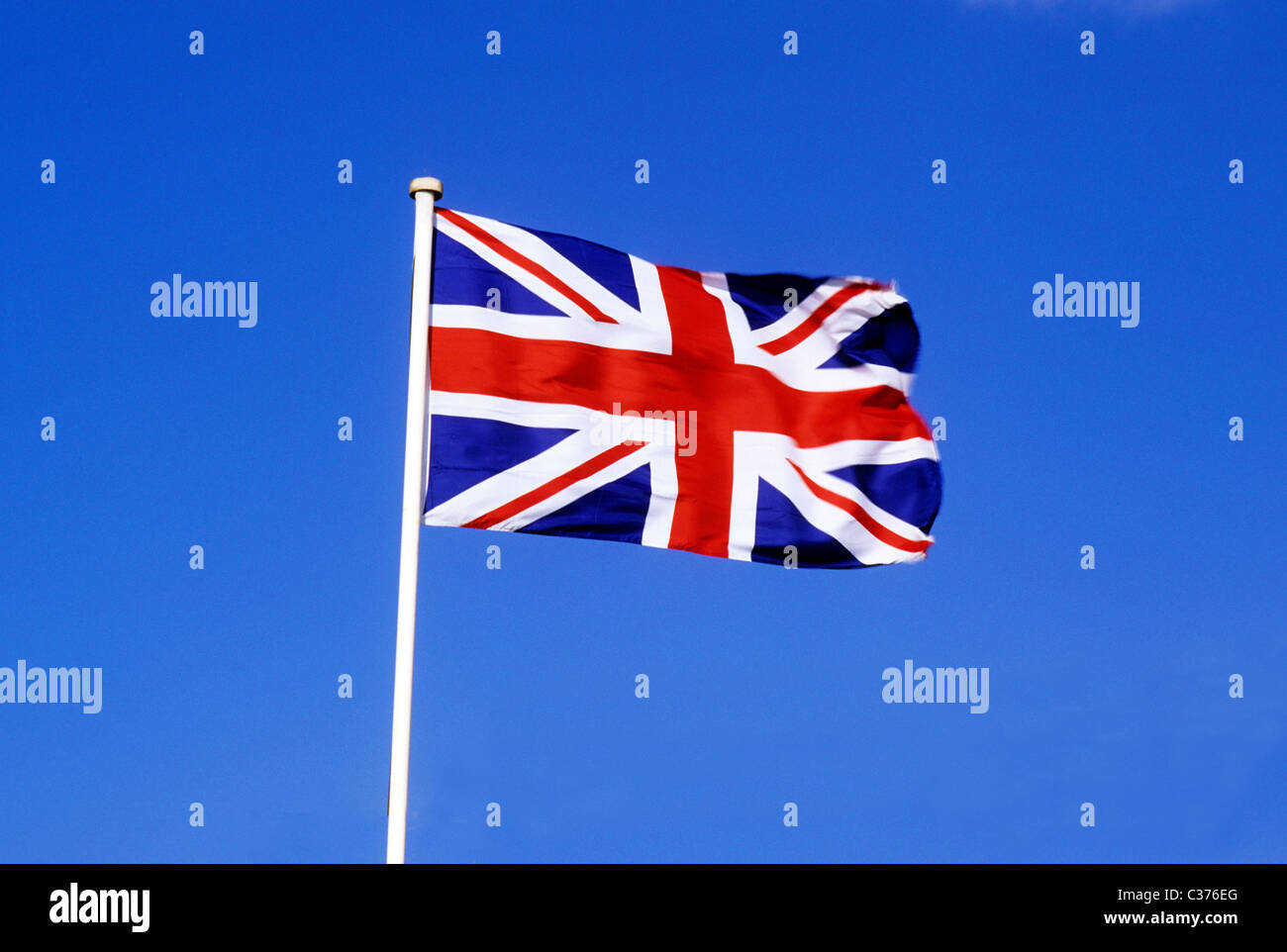 Union Jack Flag nazionale britannico di bandiere pennone pole poli UK volare con vento di Flagstaff Inghilterra Inglese Regno Unito rosso bianco e blu Foto Stock