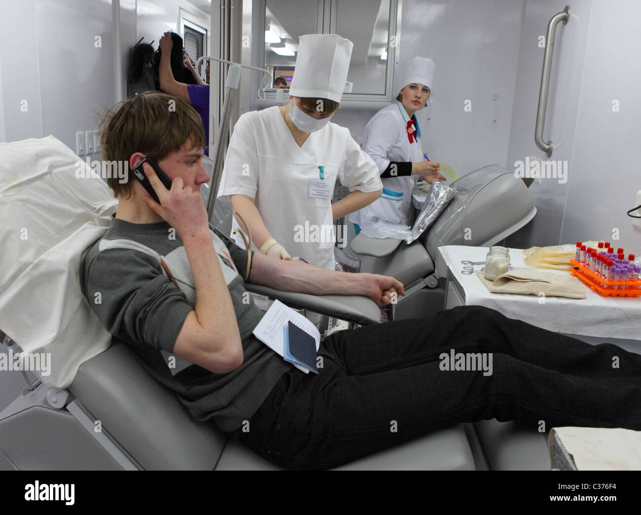 Una femmina di infermiere prende il sangue nelle libere di campagna per la donazione del sangue Foto Stock