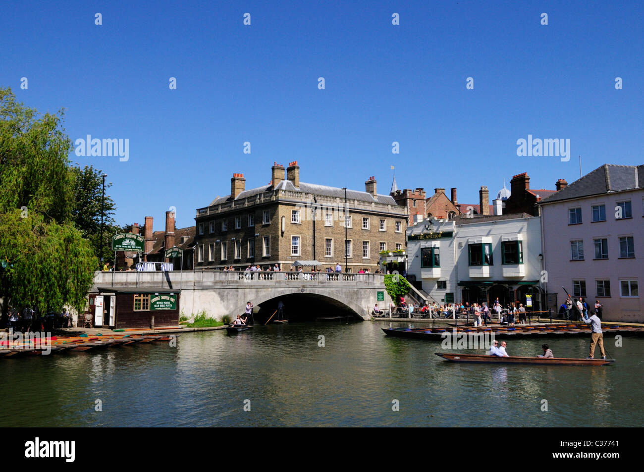 Punting presso il Mulino stagno da Silver Street Bridge, Cambridge, Inghilterra, Regno Unito Foto Stock