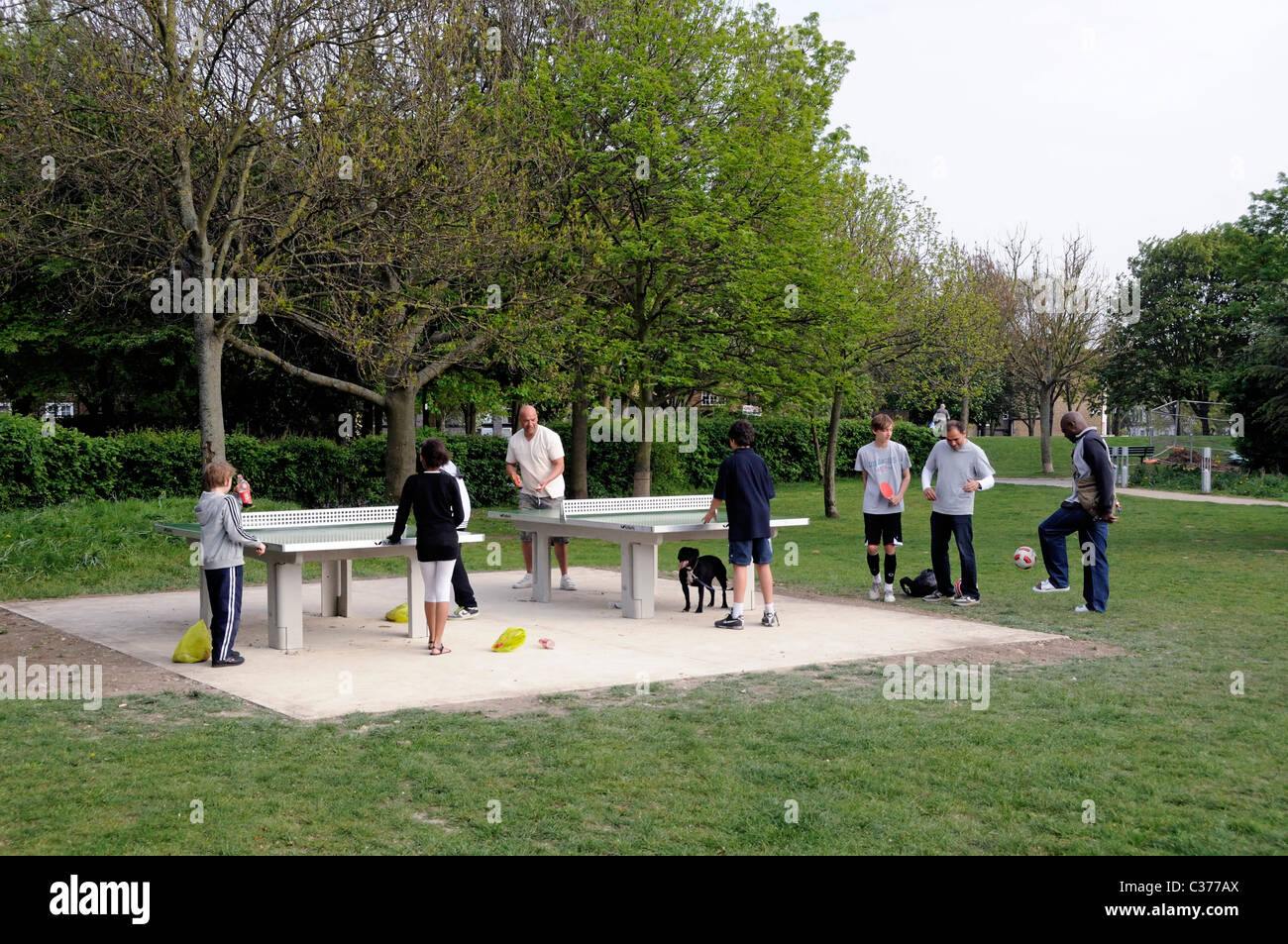 Persone giocare all'aperto Ping pong Whittington Park Holloway Islington Londra Inghilterra REGNO UNITO Foto Stock