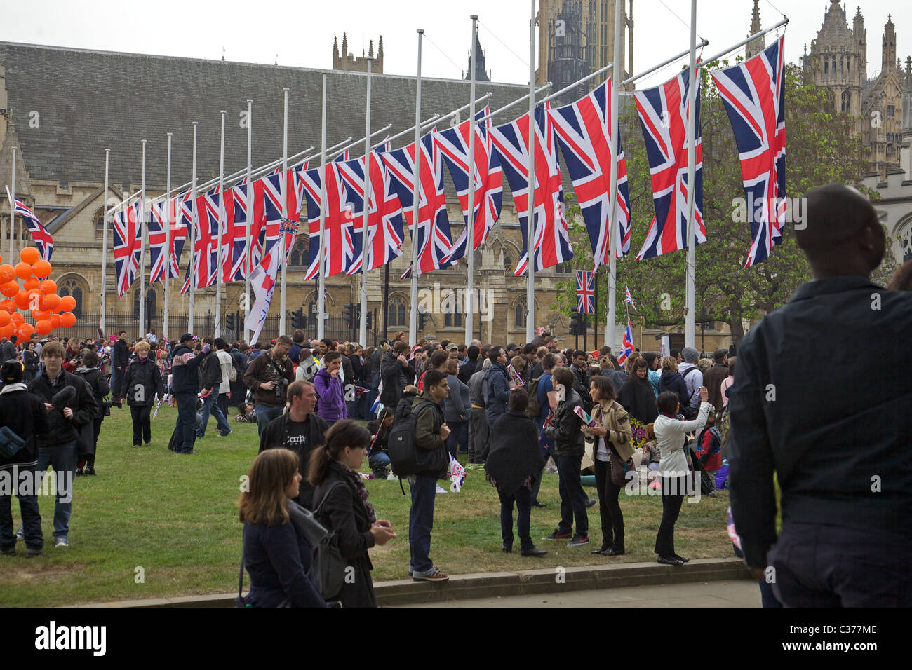 La folla raccolta a Westminster Abbey per un Royal Wedding, Londra Foto Stock