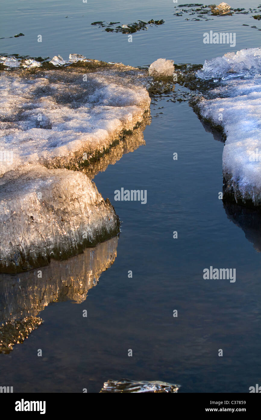 La deriva di ghiaccio sul fiume siberiano Irtysh sotto il tramonto Foto Stock