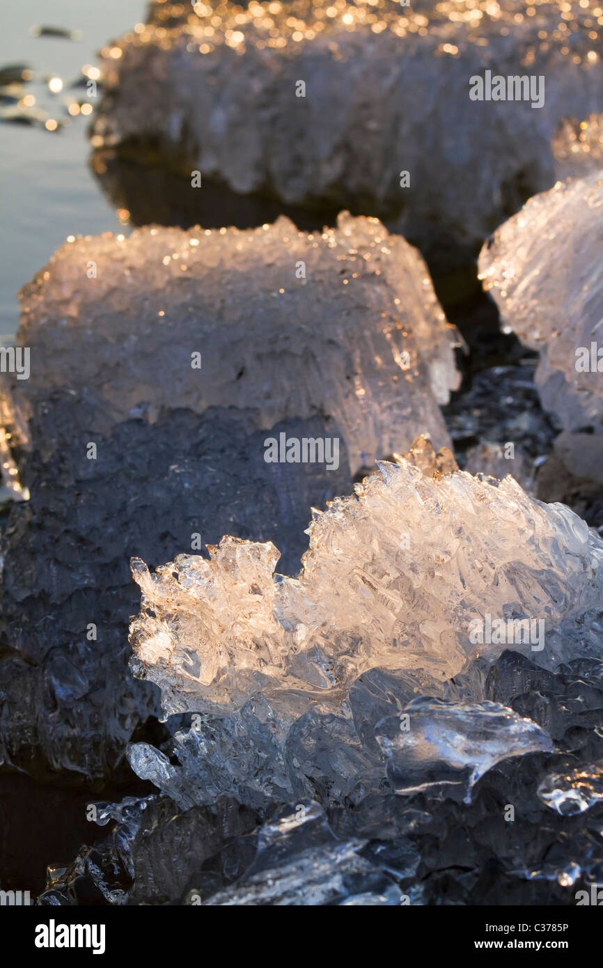 La deriva di ghiaccio sul fiume siberiano Irtysh sotto il tramonto Foto Stock