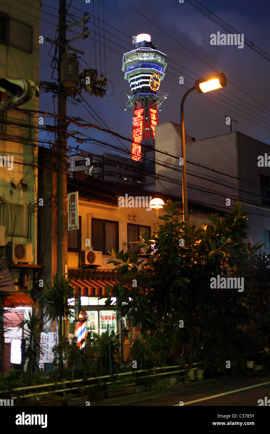 Notturni con illuminato torre Tsutenkaku intorno Shin-Sekai area di Osaka Kansai, Honshu, Giappone. Foto Stock
