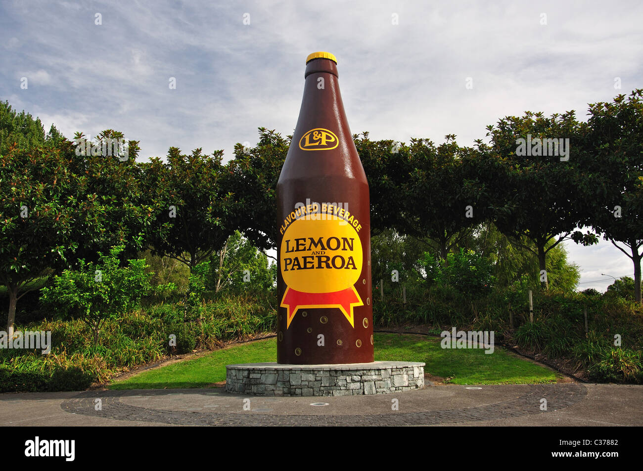 La gigantesca 'Lemon & Paeroa' bottiglia di soda, Paeroa, regione di Waikato, Isola del nord, Nuova Zelanda Foto Stock