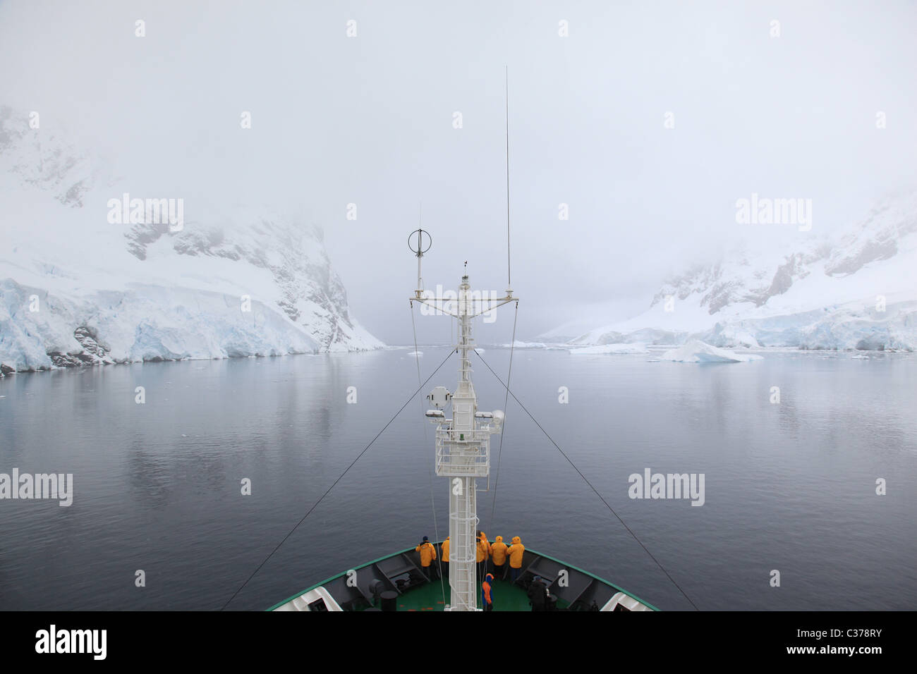 [Lemaire Channel], [Graham Land], [Penisola Antartica] nella nebbia, preso dal ponte della [Akademik Ioffe] Foto Stock