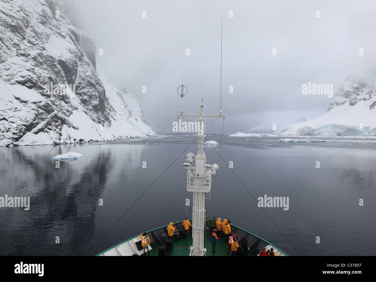 [Lemaire Channel], [Graham Land], [Penisola Antartica] nella nebbia, preso dal ponte della [Akademik Ioffe] Foto Stock