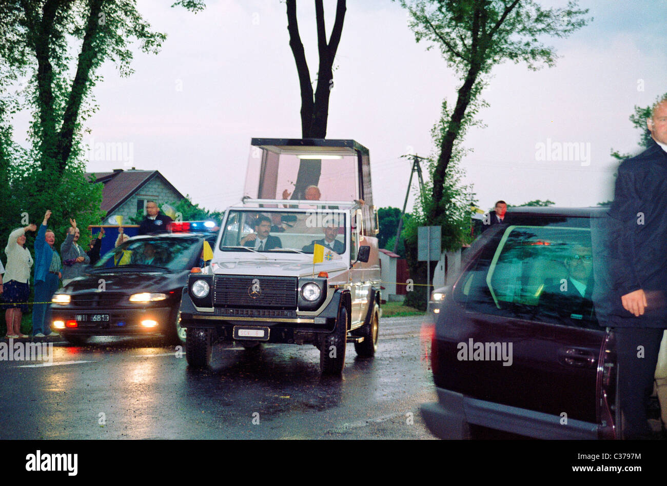 Pape Giovanni Paolo II (Karol Wojtyla) - nell'Popemobile sulle strade durante la visita Zamosc in Polonia nel 1999 Foto Stock