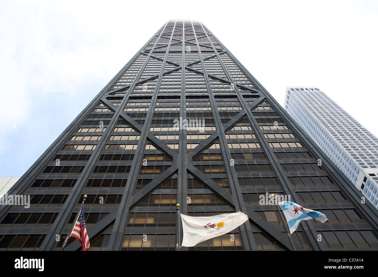 Un ampio angolo di visione di Chicago John Hancock Center (completato nel 1970), il suo top stories oscurata da nuvole Foto Stock