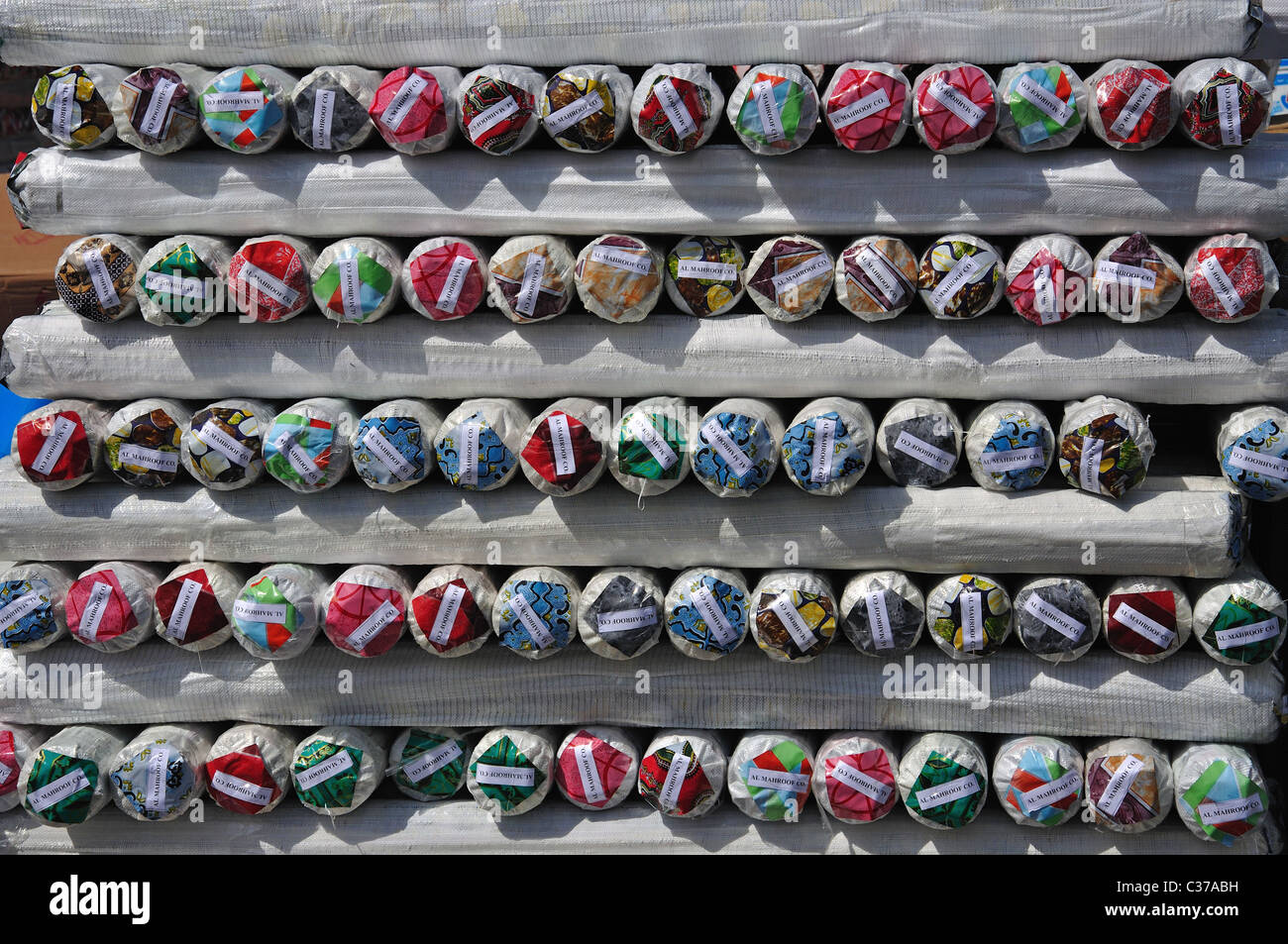 Rotoli di materiale pronto per essere caricato sulla barca dhow, Torrente di Dubai Deira, Dubai, Emirati Arabi Uniti Foto Stock