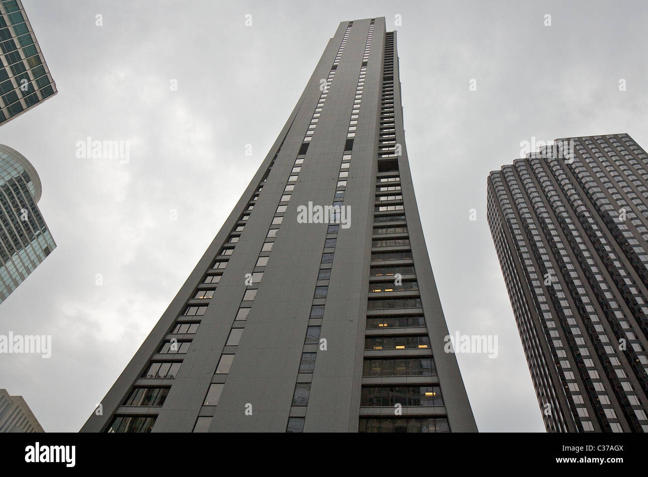 Guardando verso la parte superiore del Chicago's Chase Tower (progettata da C.F. Murphy Associates e Perkins & verrà completato nel 1969) Foto Stock