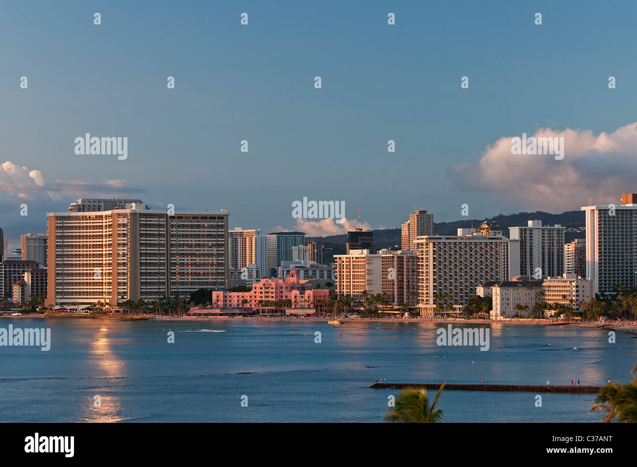 Un elevato angolo di visione di vari alberghi affollano il litorale della spiaggia di Waikiki, Honolulu, Hawaii. Foto Stock