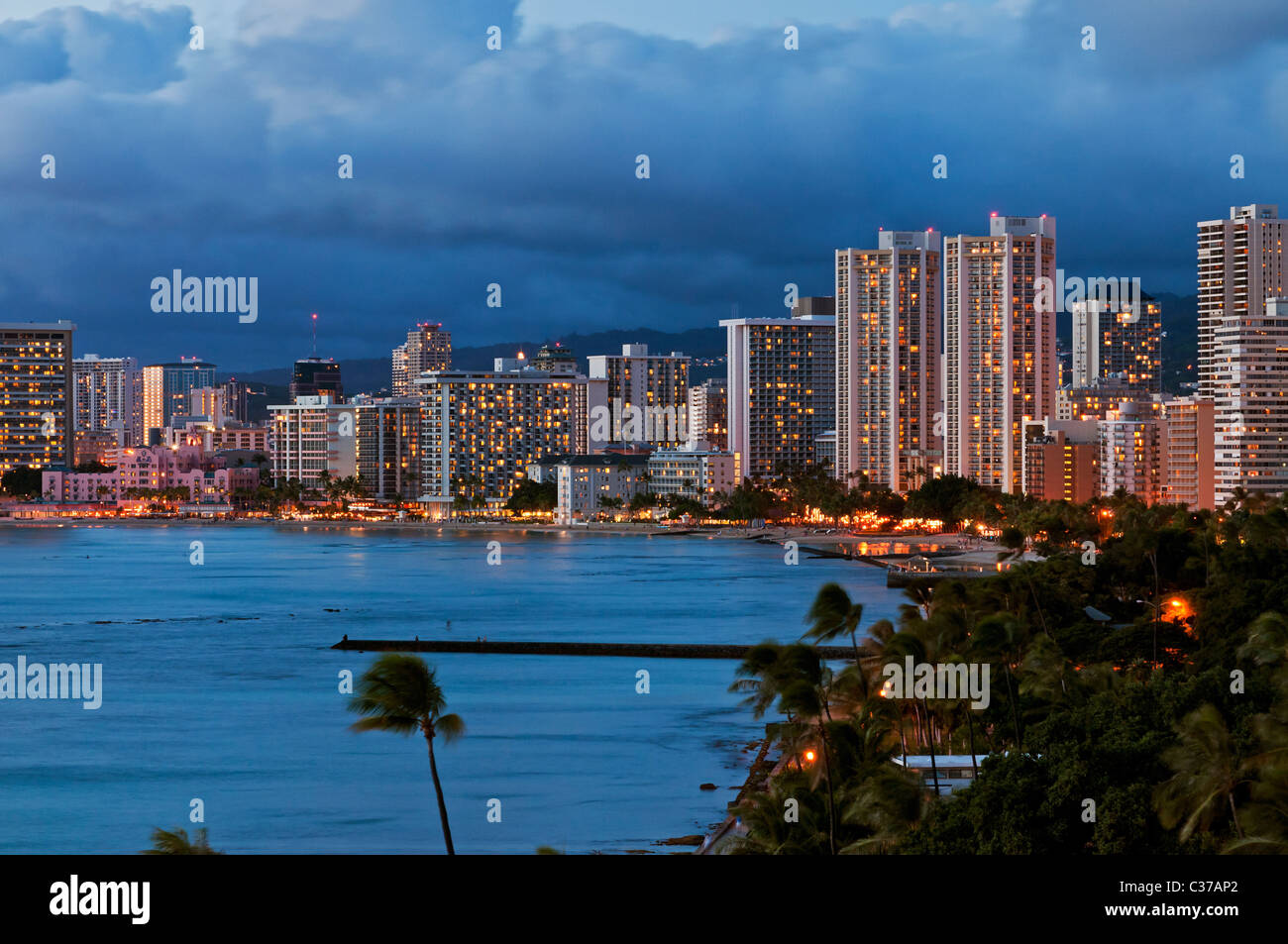 Un tempo di notte vista di alto hotel edifici nella sezione di Waikiki di Honolulu, Hawaii. Foto Stock