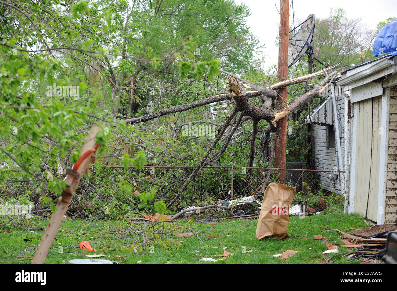 SAINT LOUIS, Missouri - 23 aprile: case danneggiate con tarp-tetti coperti dopo il tornado ha colpito il Maryland Heights area su Venerdì Foto Stock