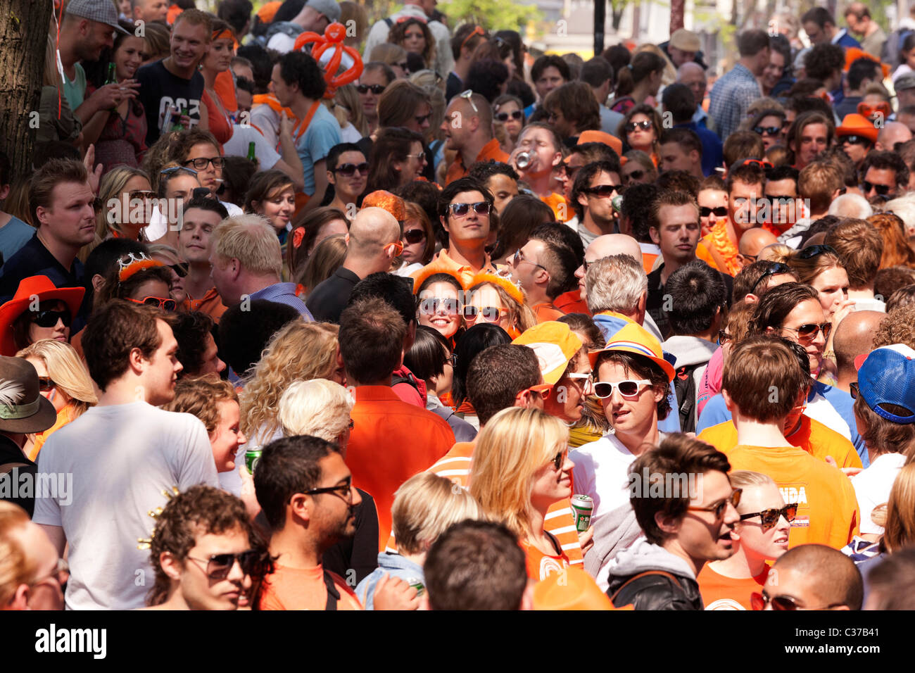 Kingsday re il giorno del compleanno di Amsterdam. La folla si incastrino è avente una improvvisata dance party sul canale Prinsengracht. Foto Stock