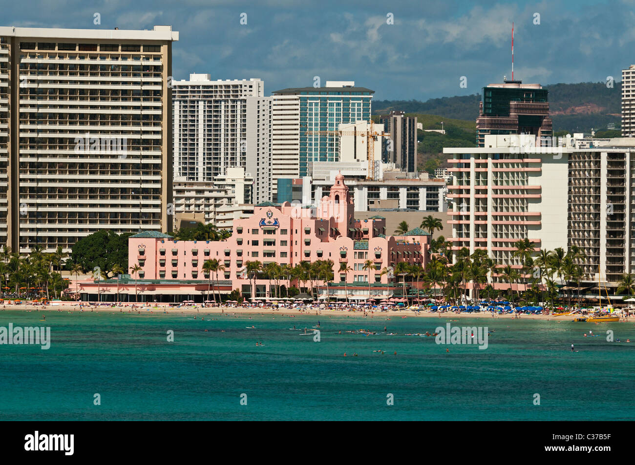 Una vista della mitica linea rosa Royal Hawaiian Hotel nella sezione di Waikiki di Honolulu, Hawaii. Foto Stock