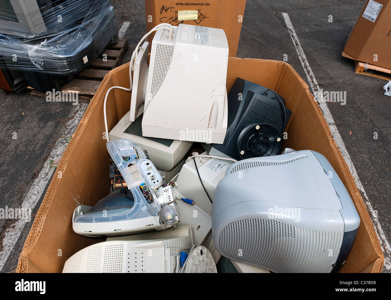 I prodotti elettronici raccolti per il riciclaggio in Santa Barbara a giornata della terra. Foto Stock