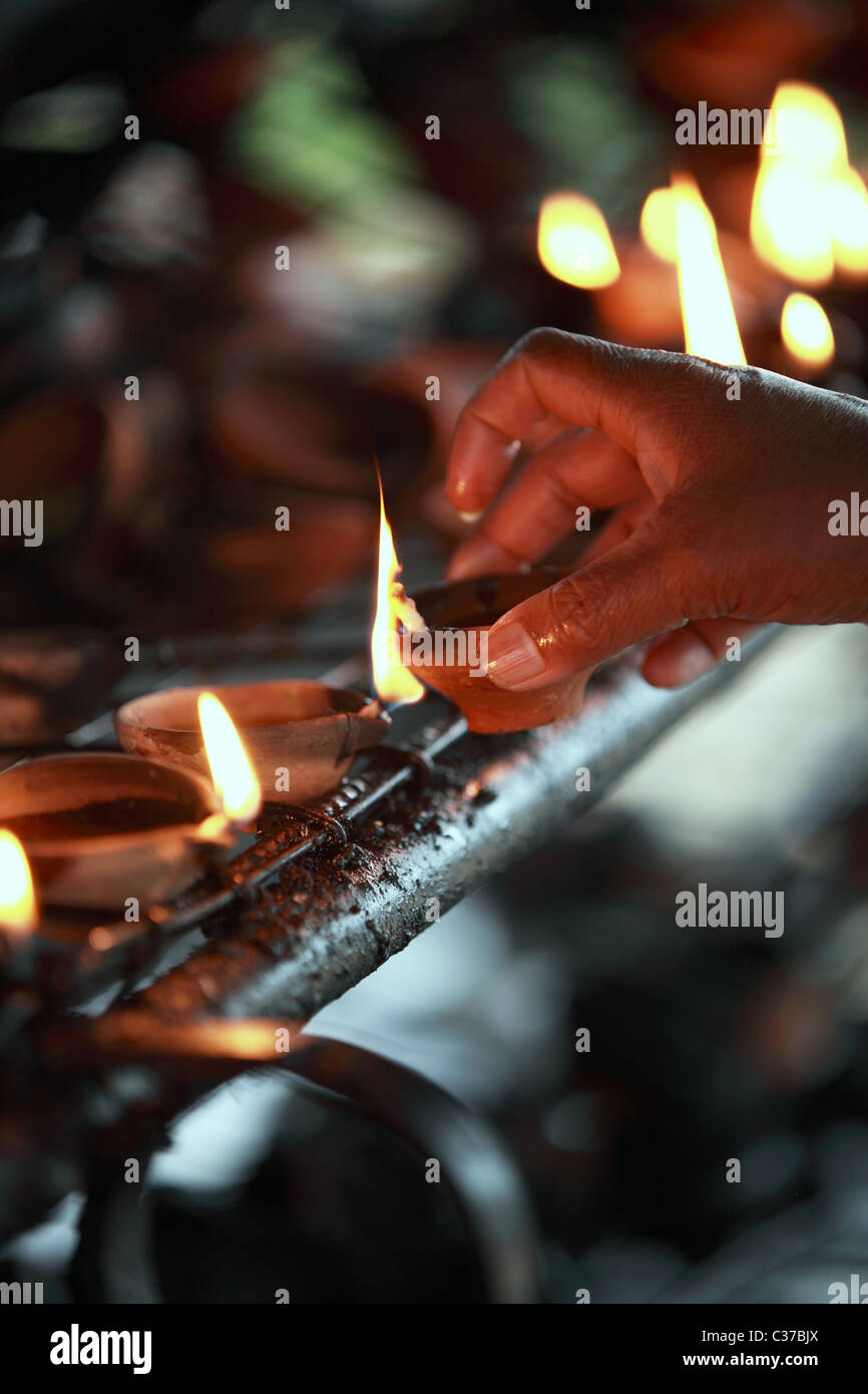 Donna che mantiene un olio lampada al Tempio di Sri Lanka asia Foto Stock